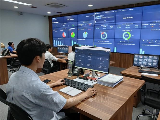 Giám sát hồ sơ tiếp nhận trực tuyến và tiến độ giải quyết hồ sơ tại Trung tâmgiám sát, điều hành thông minh (IOC) thành phố Đà Nẵng. Ảnh: Mỹ Hà - TTXVN
