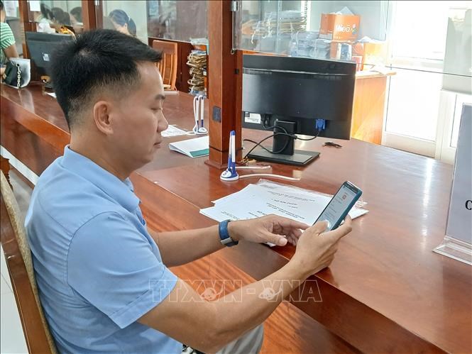 Người dân theo dõi thời gian giải quyết thụ tục hành chính trên phần mềm lấy sốthứ tự tự động tại phường Ngũ Hành Sơn (mới), thành phố Đà Nẵng.