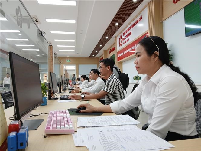 Nhiều quầy giao dịch và trang thiết bị hiện đại được đầu tư tại Trung tâm phụcvụ hành chính công phường Thanh Khê (mới).