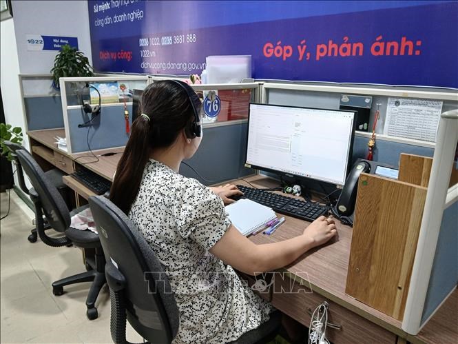 Nhân viên Tổng đài 1022 tiếp nhận ý kiến, đóng góp, phản ánh của người dân quatổng đài.