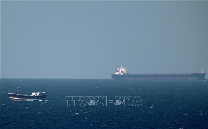 Tàu chở dầu tại Eo biển Hormuz ở ngoài khơi vùng biển Khasab (Oman). Ảnh:AFP/TTXVN