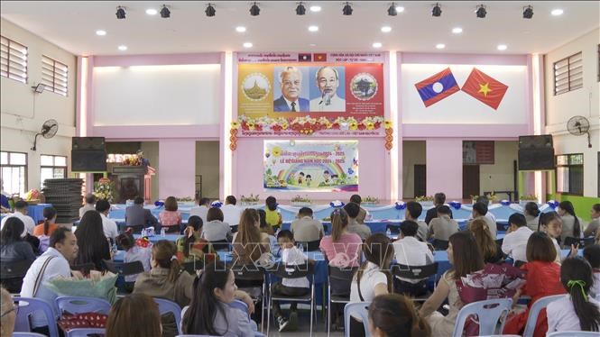 Trường song ngữ Lào - Việt Nam Nguyễn Du tổ chức Lễ bế giảng năm học 2024-2025.Ảnh: TTXVN phát