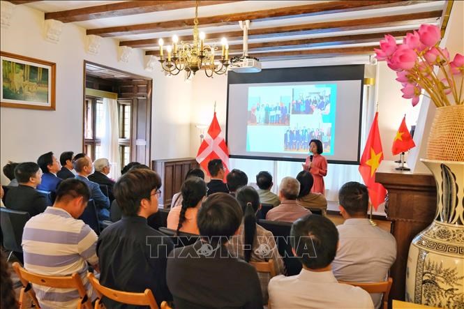 Đại sứ Nguyễn Lê Thanh phát biểu tại cuộc gặp với đại diện cộng đồng Việt Namtại Đan Mạch. Ảnh: TTXVN phát