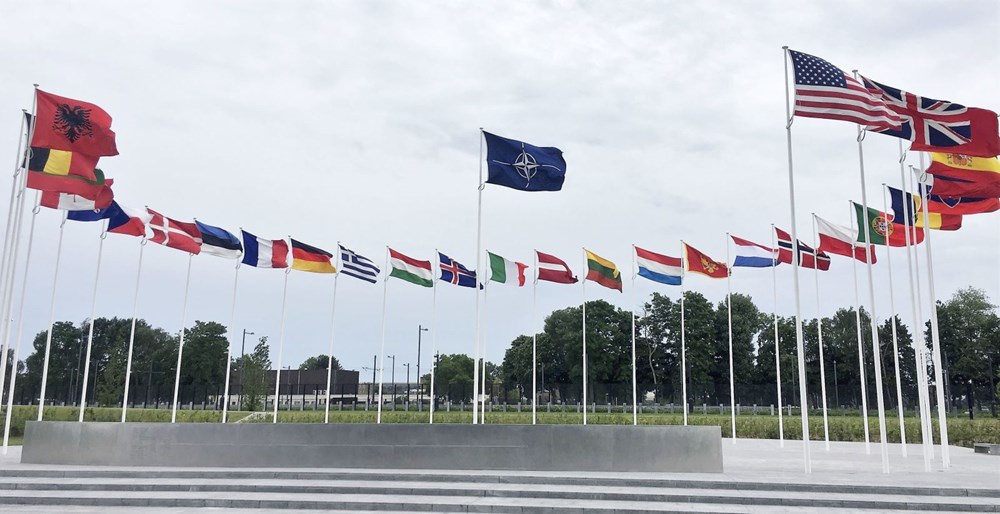 Cờ NATO và quốc kỳ các nước thành viên tại trụ sở NATO ở Brussels, Bỉ. Ảnh:Kyodo/TTXVN