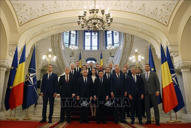 Tổng thống Romania Nicusor Dan (giữa) cùng các thành viên nội các mới chụp ảnhchung tại Bucharest tối 23.6.2025. Ảnh: THX/TTXVN