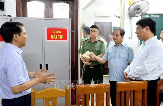 Bộ trưởng Bộ Giáo dục và Đào tạo Nguyễn Kim Sơn kiểm tra công tác tổ chức Kỳ thitốt nghiệp THPT năm 2025 tại Trường THPT Nguyễn Đức Cảnh, thành phố Thái Bình,ngày 23.6.2025. Ảnh: Thế Duyệt/TTXVN