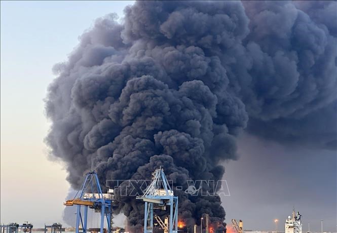 Khói bốc lên sau một vụ tấn công tại Port Sudan, miền đông Sudan. Ảnh minh họa:THX/TTXVN