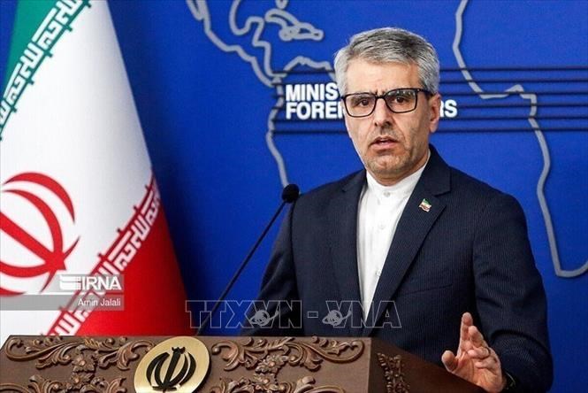 Người phát ngôn Bộ Ngoại giao Iran Esmaeil Baghaei phát biểu trong cuộc họp báotại Tehran. Ảnh: IRNA/TTXVN