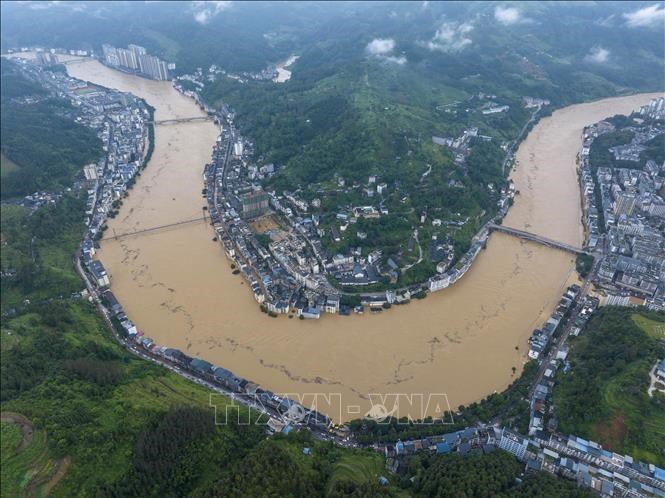 Tình trạng lũ lụt tại huyện Tòng Giang, tỉnh Quý Châu, Trung Quốc ngày24.6.2025. Ảnh: THX/TTXVN