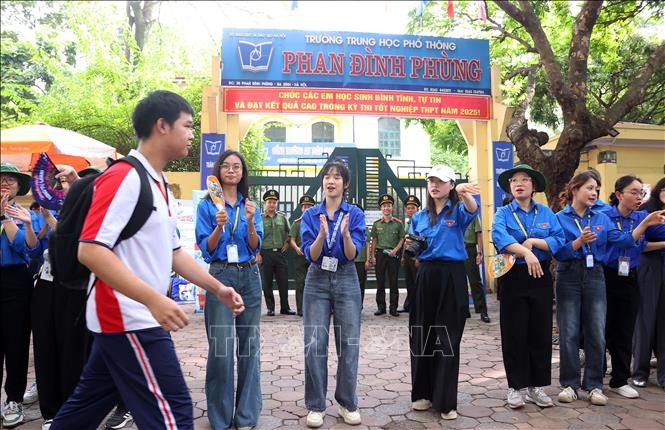 Các đoàn viên, thanh niên hỗ trợ các thí sinh tại điểm thi trường THPT Phan ĐìnhPhùng (Hà Nội). Ảnh: Văn Điệp/TTXVN