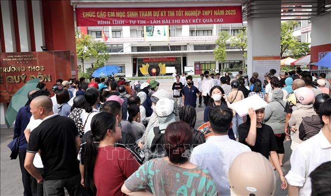 Thí sinh tại điểm trường THCS Lê Quý Đôn hoàn thành ngày thi đầu tiên. Ảnh:Thành Phương/TTXVN