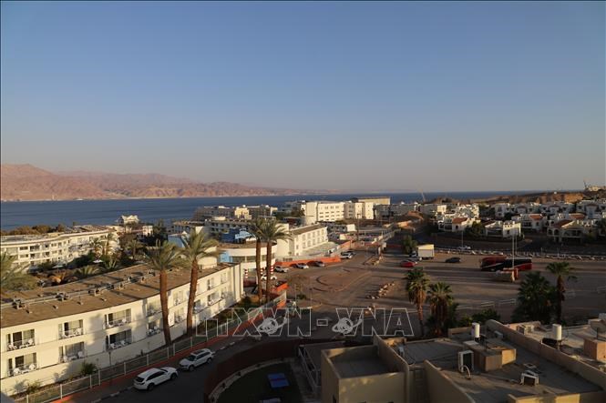 Thành phố Eilat có cửa khẩu sang Taba (Ai Cập) và Aqaba (Jordan) - thuận tiệncho khách du lịch khám phá ba quốc gia chỉ trong một chuyến đi.