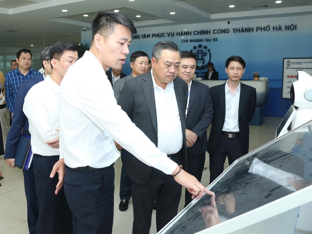 Chủ tịch UBND TP Hà Nội Trần Sỹ Thanh kiểm tra quy trình hoạt động của Trung tâmPhục vụ hành chính công.