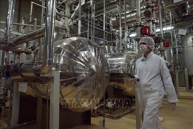Nhân viên kỹ thuật làm việc bên trong cơ sở hạt nhân Isfahan, nằm cách thủ đôTehran khoảng 420km về phía Nam. Ảnh: AP/TTXVN