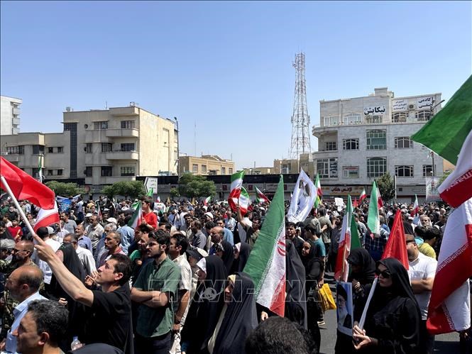 Người dân tham gia tuần hành phản đối các cuộc tấn công của Israel, tại Tehran,Iran, ngày 20.6.2025. Ảnh: THX/TTXVN
