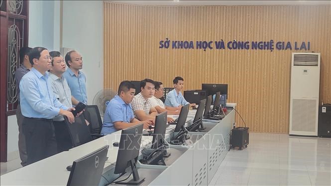Lãnh đạo tỉnh Bình Định kiểm tra hệ thống công nghệ thông tin trước thời điểmsáp nhập. Ảnh: Sỹ Thắng/TTXVN