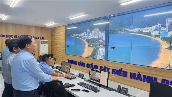 Kiểm tra hệ thống công nghệ thông tin trước thời điểm sáp nhập. Ảnh: SỹThắng/TTXVN
