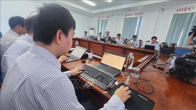 Cán bộ, kỹ sư VNPT Bình Định kiểm tra hệ thống kết nối thông tin trước thời điểmsáp nhập. Ảnh: Sỹ Thắng/TTXVN