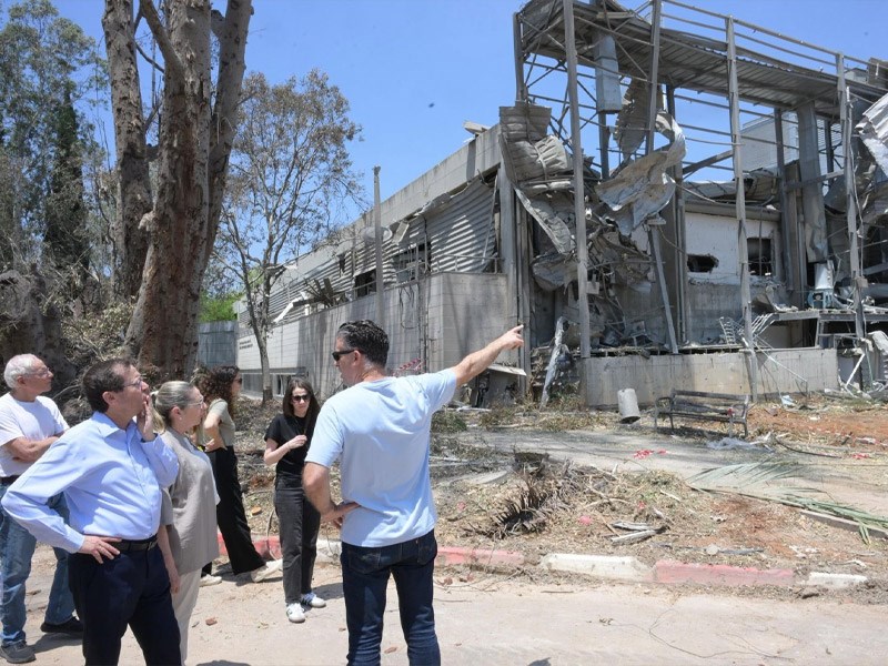 Tổng thống Israel Isaac Herzog tới thăm tòa nhà thuộc Viện Khoa học Weizmannbị tấn công bằng tên lửa hôm 15.6. Ảnh: Do Văn phòng báo chí chính phủ Israel(CPO) cung cấp