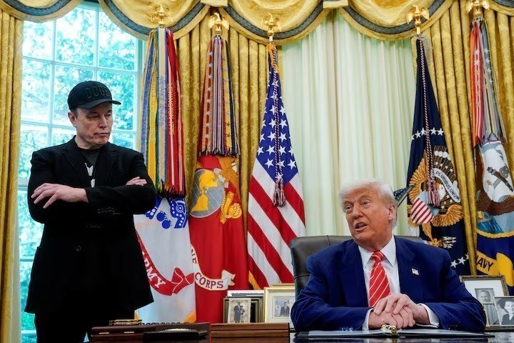 Tổng thống Mỹ Donald Trump (phải) và tỷ phú Elon Musk tại Nhà Trắng ngày30.5.2025. Ảnh: REUTERS/TTXVN