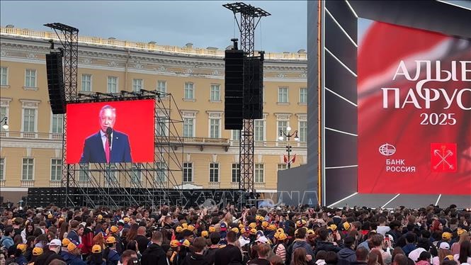 Thống đốc St.Petersburg Alexander Beglov chúc mừng toàn thể học sinh tốt nghiệpphổ thông.