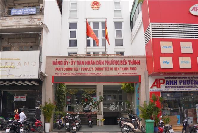 Trụ sở phường Bến Thành, TP. Hồ Chí Minh mới vẫn đặt tại trụ sở cũ, không thayđổi bảng tên. Ảnh: Hữu Duyên/TTXVN