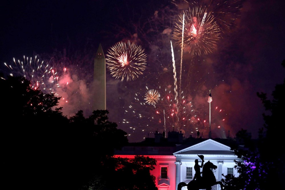 Pháo hoa nổ phía sau Nhà Trắng gần Đài tưởng niệm Washington ngày 4.7.2020 tạiWashington, D.C. Ảnh: Getty Images