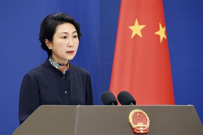 Người phát ngôn Bộ Ngoại giao Trung Quốc Mao Ninh phát biểu trong một cuộc họpbáo ở Bắc Kinh. Ảnh: Kyodo/TTXVN