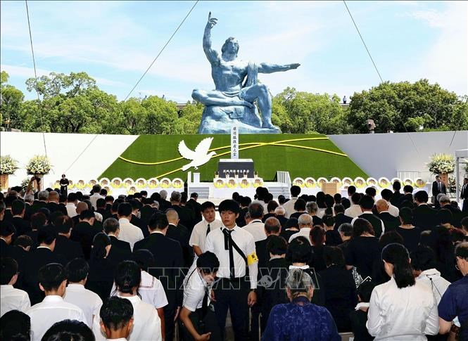 Người dân tưởng niệm các nạn nhân trong vụ Mỹ ném bom nguyên tử xuống thành phốNagasaki của Nhật Bản, ngày 9.8.2024. Ảnh tư liệu - minh họa: Kyodo/TTXVN