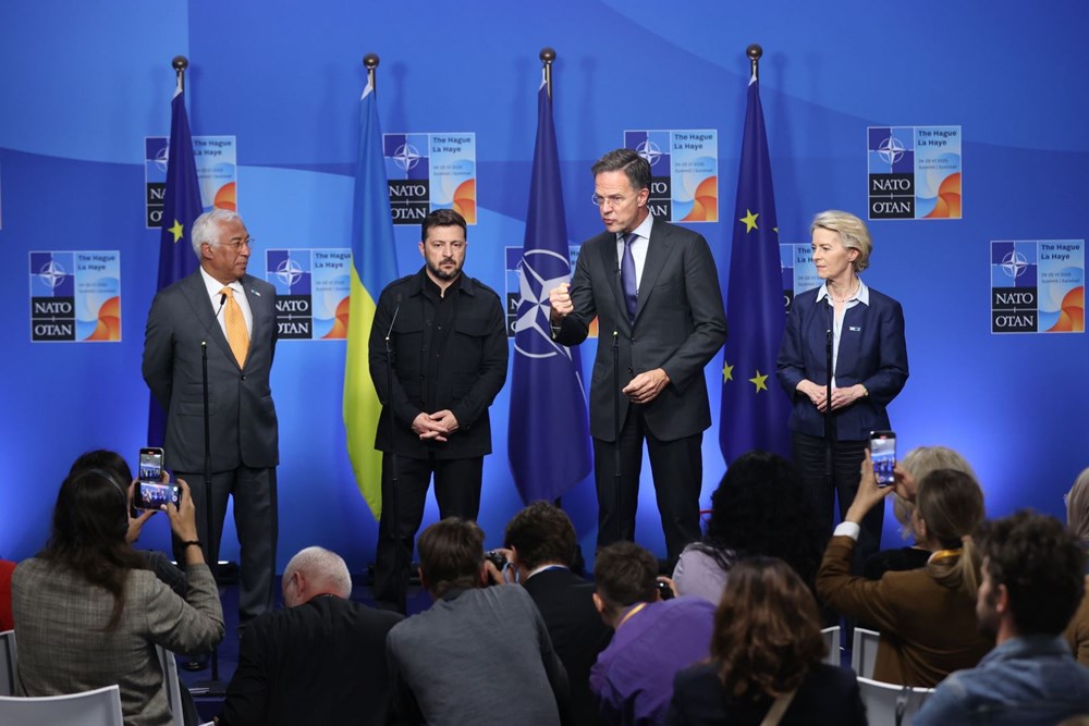 Từ trái sang: Chủ tịch Hội đồng châu Âu Antonio Costa, Tổng thống UkraineVolodymyr Zelensky, Tổng thư ký NATO Secretary General Mark Rutte và Chủ tịch Ủyban châu Âu Ursula von der Leyen trong cuộc họp báo tại Hội nghị thượng đỉnhNATO ở Hague, Hà Lan, ngày 24.6.2025. Ảnh: THX/TTXVN