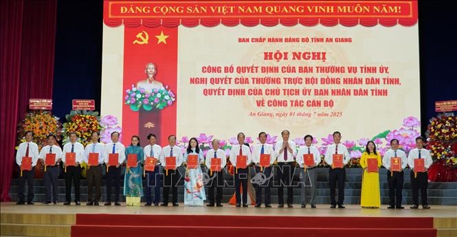 Phó Bí thư Tỉnh ủy An Giang Lâm Minh Thành trao các quyết định lãnh đạo TrườngChính trị Tôn Đức Thắng và lãnh đạo Báo và Phát thanh - Truyền hình tỉnh AnGiang. Ảnh: Văn Sĩ - TTXVN