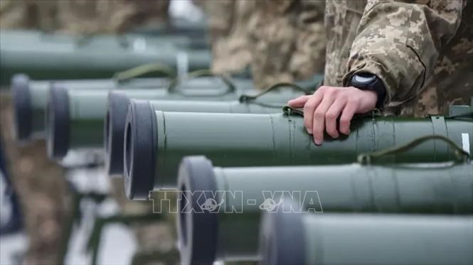 Quân nhân Ukraine tại lễ chuyển giao các thiết bị quân sự và vũ khí hạng nặngtại Kiev. Ảnh tư liệu: Getty Images/TTXVN