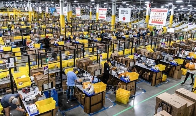 Nhân viên làm việc tại một trung tâm dịch vụ của Amazon ở Romeoville, Illinois,Mỹ. Ảnh: Getty Image/TTXVN