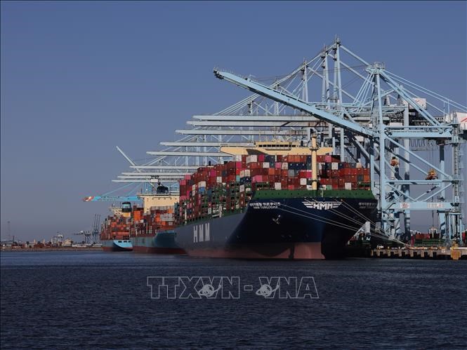 Tàu chở hàng hóa neo tại cảng Los Angeles, California, Mỹ. Ảnh minh họa:THX/TTXVN