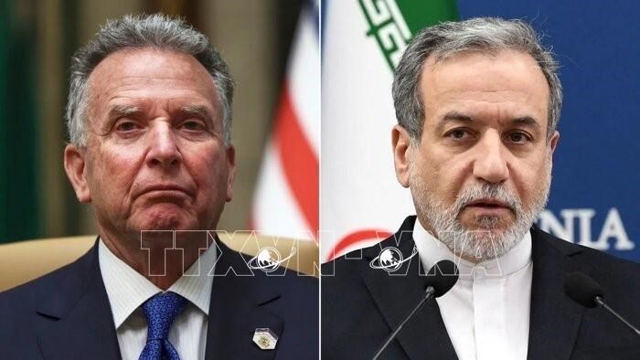 Phái đoàn đàm phán Iran do Ngoại trưởng Abbas Araqchi (phải) dẫn đầu và pháidoàn Mỹ do Đặc phái viên về Trung Đông Steve Witkoff đứng đầu. Ảnh tư liệu:IRNA/TTXVN