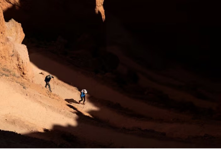 Du khách đi bộ trên Đường mòn Navajo Loop ở Công viên quốc gia Bryce Canyon,Utah, Hoa Kỳ ngày 1.7.2025. Ảnh tư liệu (minh họa): Reuters