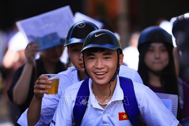 Thí sinh hoàn thành bài thi Ngữ văn, môn thi đầu tiên tại điểm trường THPT HoàngVăn Thụ, thành phố Hòa Bình. Ảnh: Trọng Đạt/ TTXVN