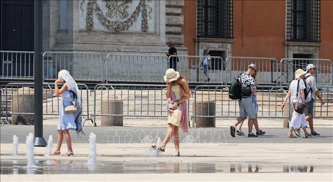 Người dân và khách du lịch tại Rome tập trung tại các đài phun nước tự động dướitrời nắng nóng. Ảnh: Dương Hoa/TTXVN