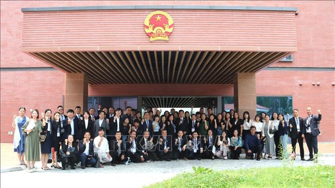 Các đại biểu và khách mời chụp ảnh kỷ niệm chung trong khuôn viên Đại sứ quán.Ảnh: Đức Thắng/ PV TTXVN tại Hàn Quốc