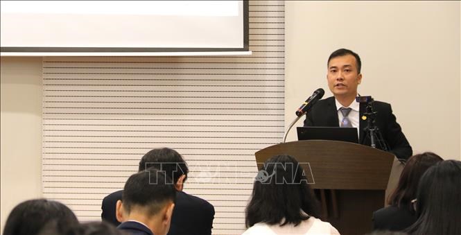 Luật sư Phạm Quốc Bảo, thành viên Đoàn Luật sư Hà Nội, phát biểu giải đáp phápluật tại chương trình. Ảnh: Đức Thắng/ PV TTXVN tại Hàn Quốc