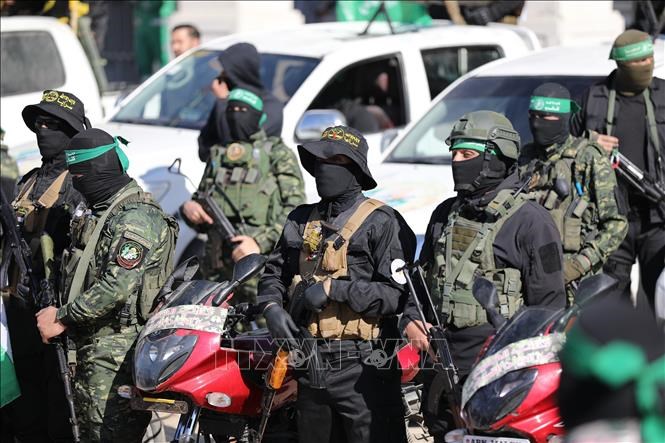 Các thành viên Lữ đoàn Al-Qassam và Al-Quds được triển khai trong lễ trao trả 4nữ binh sĩ Israel cho Ủy ban Chữ thập đỏ quốc tế (ICRC) tại thành phố Gaza, ngày25.1.2025. Ảnh: AA/TTXVN