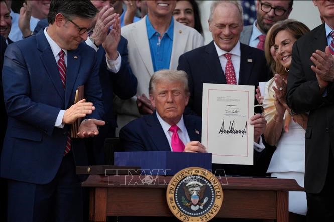 Tổng thống Mỹ Donald Trump ký thành luật gói cắt giảm thuế và chi tiêu toàn diệntại Nhà Trắng, ngày 4.7.2025. Ảnh: REUTERS/TTXVN