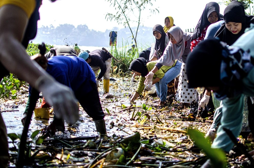 Người dân dọn rác thải nhựa trên sông ở Tây Java, Indonesia nhằm hưởng ứng NgàyMôi trường Thế giới, ngày 4.6.2025. Ảnh: THX/TTXVN