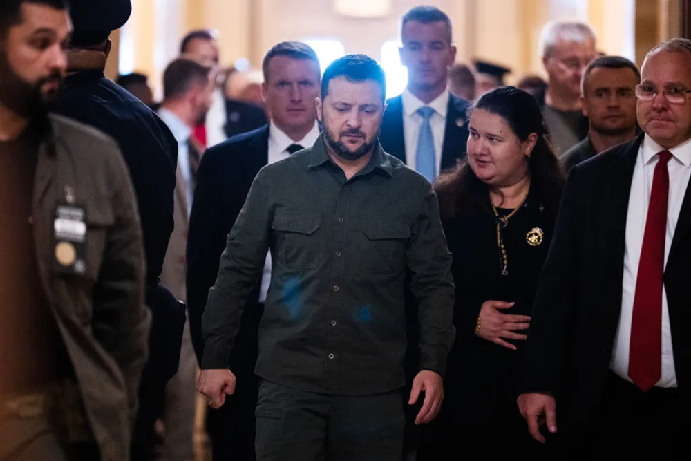Tổng thống Ukraine, ông Volodymyr Zelensky và Đại sứ Ukraine tại Mỹ, bà OksanaMarkarova (phải). Ảnh: Getty Images
