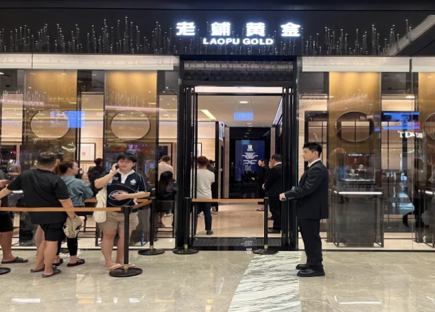 Người mua sắm xếp hàng vào ngày 27.6.2025, tại cửa hàng đầu tiên của Laopu Goldbên ngoài Trung Quốc, ngay bên ngoài sòng bạc Marina Bay Sands ở Singapore. Ảnh:CNBC