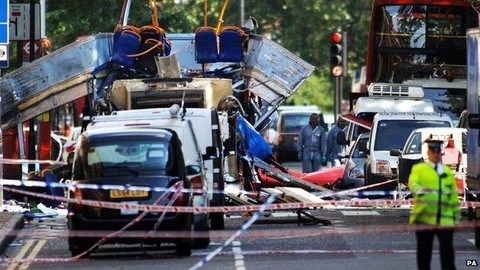 Chiếc xe buýt 2 tầng vỡ tan sau vụ đánh bom khủng bố ở London 20 năm trước. Ảnhtư liệu: PA