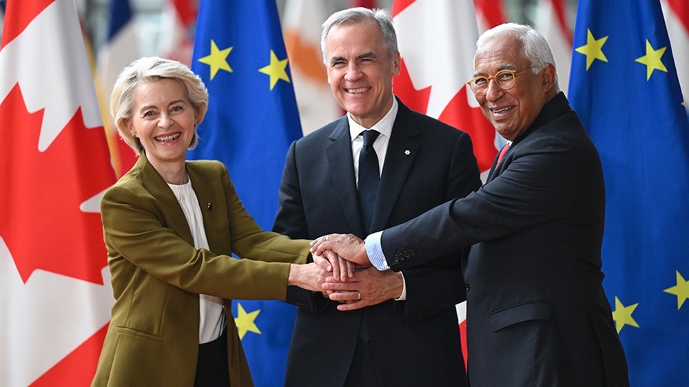 Chủ tịch Hội đồng châu Âu António Costa (phải) và Chủ tịch Uỷ ban châu Âu(trái) sula von der Leyen cùng Thủ tướng Canada (giữa) tại hội nghị thượng đỉnhEU-Canada lần thứ 20, diễn ra tại Brussels vào tháng 6.2025. Ảnh: Hội đồng châuÂu (consilium.europa.eu)