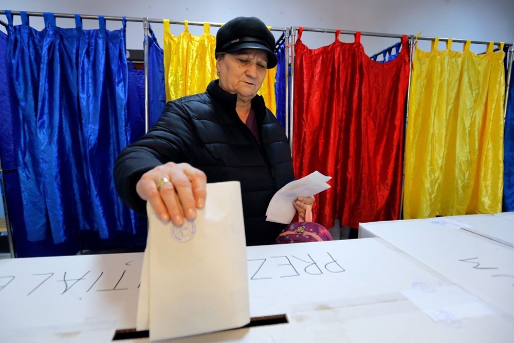Cử tri Romania bỏ phiếu bầu Tổng thống vòng 1 ở Bucharest, Romania ngày24.11.2024. Ảnh: THX/TTXVN