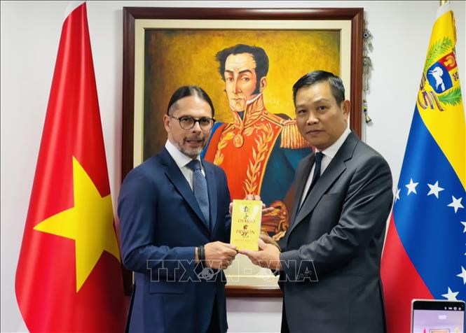 Nhân kỷ niệm 135 năm ngày sinh Chủ tịch Hồ Chí Minh, Đại sứ Vũ Trung Mỹ tặng PhóTổng thống Freddy Nánez tập thơ