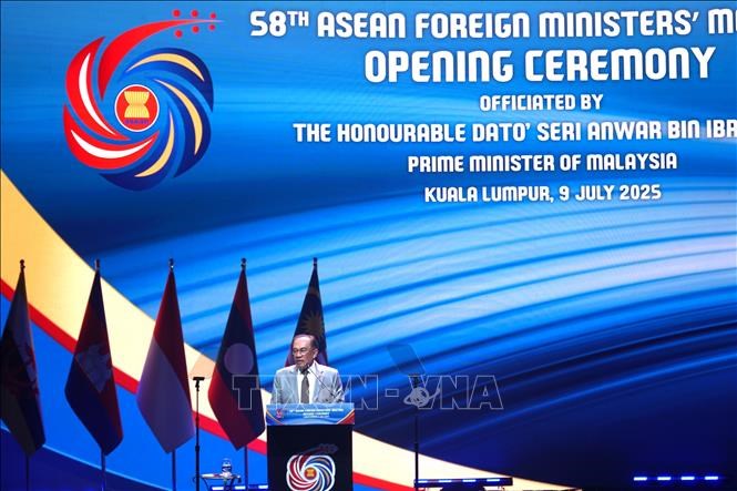 Thủ tướng Malaysia Datuk Seri Anwar Ibrahim phát biểu tại Lễ khai mạc Hội nghịBộ trưởng Ngoại giao ASEAN lần thứ 58 (AMM-58). Ảnh: Hằng Linh/PV TTXVN tạiMalaysia